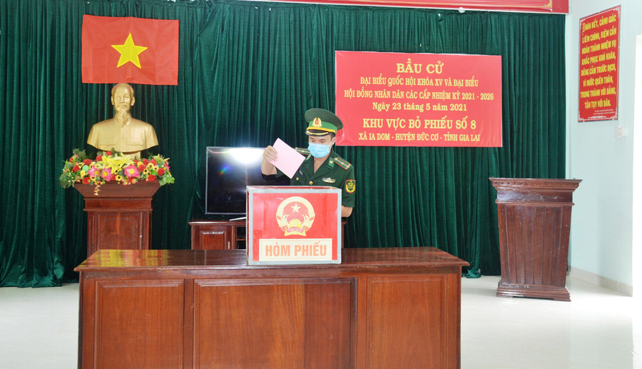 Cử tri Đồn Biên phòng Cửa khẩu Quốc tế Lệ Thanh bỏ phiếu. Ảnh: Vĩnh Hoàng Cử tri Đồn Biên phòng Cửa khẩu Quốc tế Lệ Thanh bỏ phiếu. Ảnh: Vĩnh Hoàng