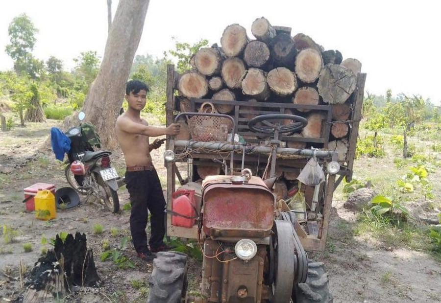 Một xe công nông chở củi không rõ nguồn gốc