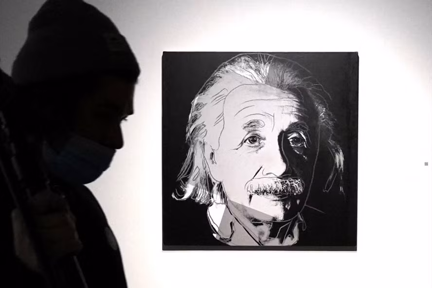 Một người đi qua bức vẽ "Albert Einstein" của Andy Warhol. Ảnh: AFP. Một người đi qua bức vẽ