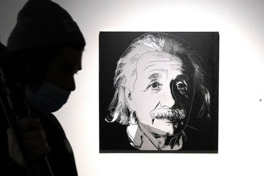 Một người đi qua bức vẽ "Albert Einstein" của Andy Warhol. Ảnh: AFP. Một người đi qua bức vẽ