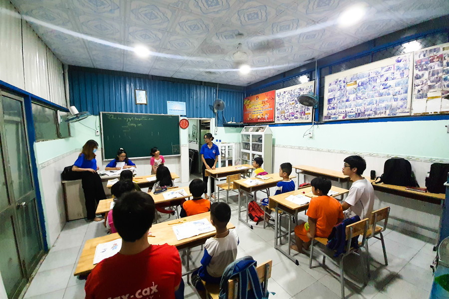 Lớp học tình thương “Chắp cánh ước mơ” do những cô giáo 15, 16 tuổi đứng lớp dạy. ẢNH: PHẠM THU NGÂN