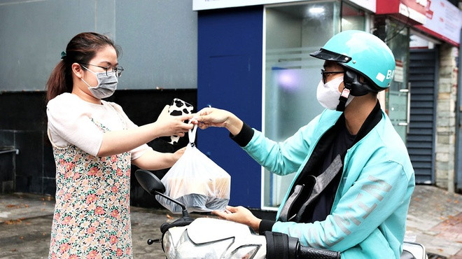 Thay vì ra ngoài, người dân TP.HCM có thể đặt món ăn, thức uống qua các ứng dụng giao hàng - Ảnh: Nguyên Vũ Thay vì ra ngoài, người dân TP.HCM có thể đặt món ăn, thức uống qua các ứng dụng giao hàng - Ảnh: Nguyên Vũ