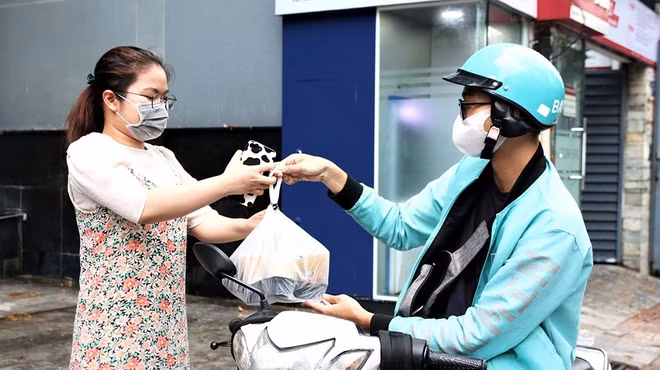 Thay vì ra ngoài, người dân TP.HCM có thể đặt món ăn, thức uống qua các ứng dụng giao hàng - Ảnh: Nguyên Vũ Thay vì ra ngoài, người dân TP.HCM có thể đặt món ăn, thức uống qua các ứng dụng giao hàng - Ảnh: Nguyên Vũ
