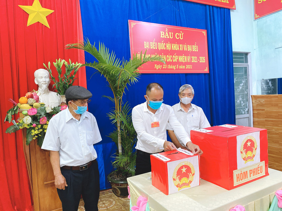 Cử tri chứng kiến việc kiểm tra và niêm phong thùng phiếu tại khu vực bỏ phiếu số 1 (Hội trường Tổ dân phố 1, phường Diên Hồng, TP. Pleiku). Ảnh: Hồng Thi