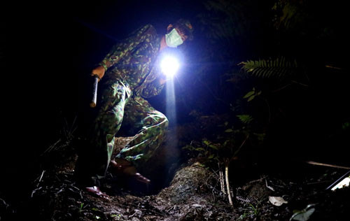 Các chiến sĩ chốt kiểm soát số 2 xã La Dêê trên đường tuần tra qua những cung đường rừng trắc trở Ảnh: QUANG HUY