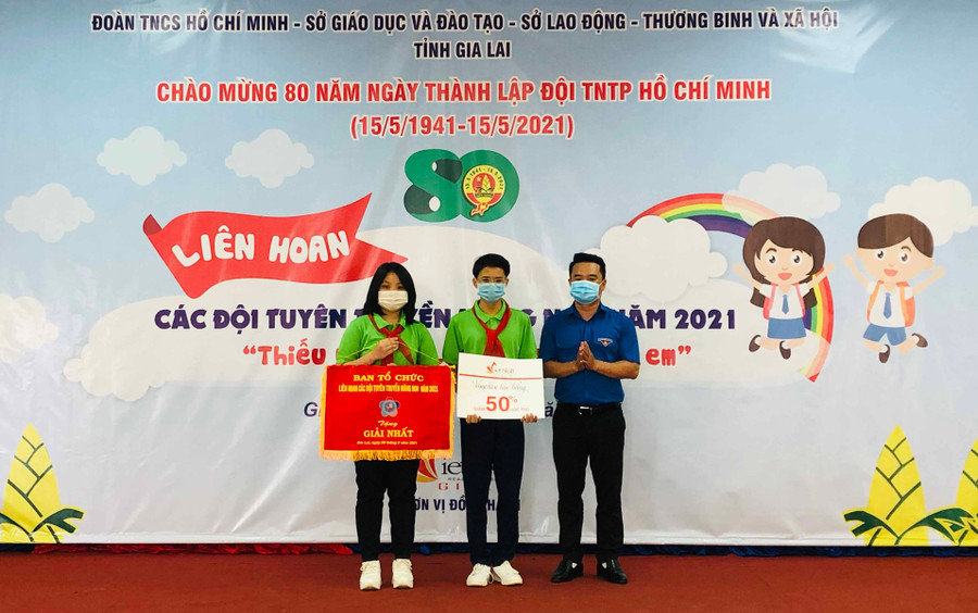 _Anh Đỗ Duy Nam-Phó Bí thư Tỉnh Đoàn trao giải nhất cho đội tuyên truyền măng non TP.Pleiku. Ảnh P.L