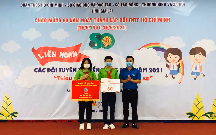 _Anh Đỗ Duy Nam-Phó Bí thư Tỉnh Đoàn trao giải nhất cho đội tuyên truyền măng non TP.Pleiku. Ảnh P.L