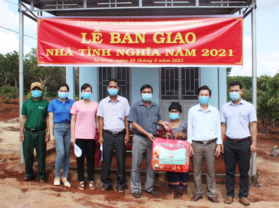 Bàn giao nhà tình nghĩa cho gia đình bà Rơ Mah Bum (làng Myah, xã Ia Krai, huyện Ia Grai). Ảnh: Phan Thương Bàn giao nhà tình nghĩa cho gia đình bà Rơ Mah Bum (làng Myah, xã Ia Krai, huyện Ia Grai). Ảnh: Phan Thương