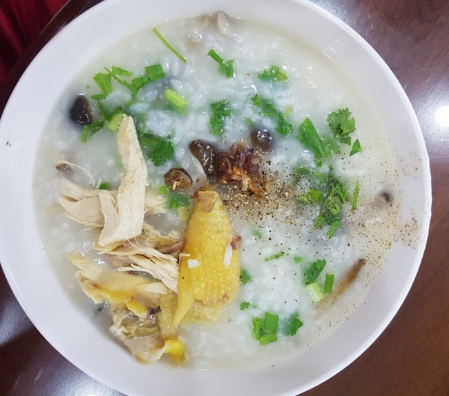 Sau khi ăn cháo gà, uống nước ngọt đóng chai, hai trẻ ở tỉnh Bạc Liêu có biểu hiện nôn ói, co giật rồi tử vong trong lúc gia đình đưa đi cấp cứu. (Ảnh minh hoạ)