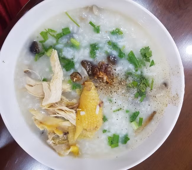 Sau khi ăn cháo gà, uống nước ngọt đóng chai, hai trẻ ở tỉnh Bạc Liêu có biểu hiện nôn ói, co giật rồi tử vong trong lúc gia đình đưa đi cấp cứu. (Ảnh minh hoạ)