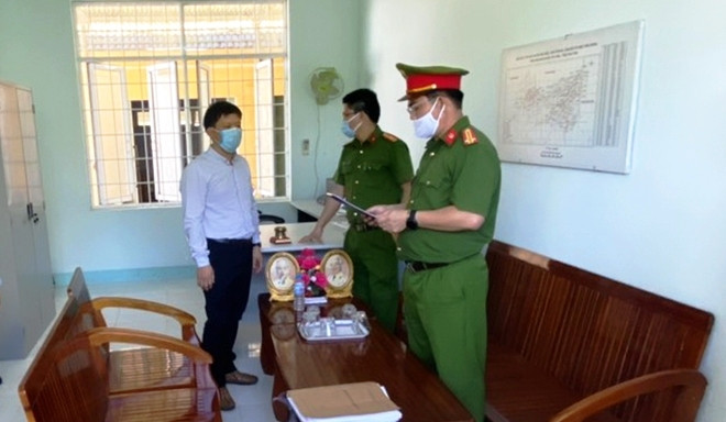 Công bố quyết định khởi tố bị can đối với ông ông Dương Tấn Định, Hạt trưởng Hạt Kiểm lâm huyện Tây Hòa (Ảnh H.T) Công bố quyết định khởi tố bị can đối với ông ông Dương Tấn Định, Hạt trưởng Hạt Kiểm lâm huyện Tây Hòa (Ảnh H.T)
