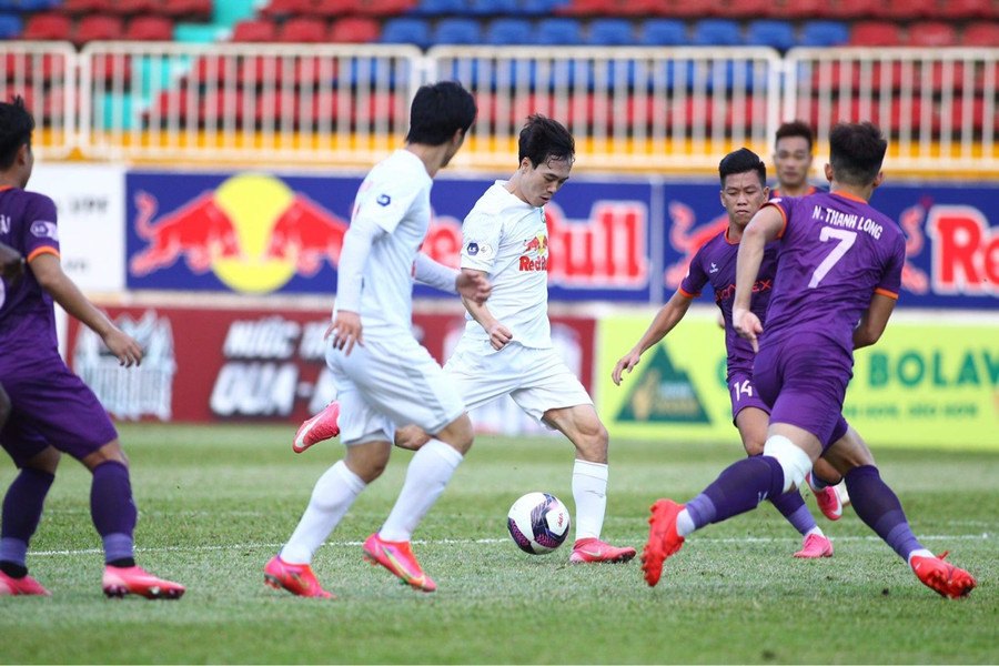  2 đội đã cống hiến một thế trận cởi mở. Ảnh: Văn Ngọc