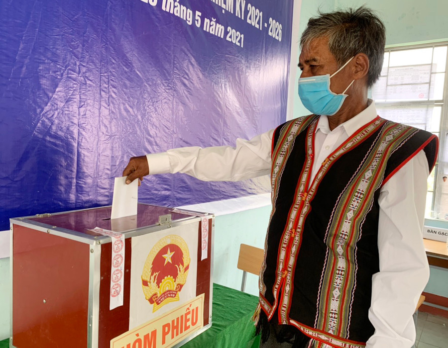 Già làng Kpă Uiu (làng Trớ, xã Chư A Thai, huyện Phú Thiện) là người đầu tiên bỏ phiếu tại điểm bầu cử của làng. Ảnh: Vũ Chi Già làng Kpă Uiu (thôn Plei Trớ) là người đầu tiên bỏ phiếu tại điểm bầu cử của thôn. Ảnh: Vũ Chi