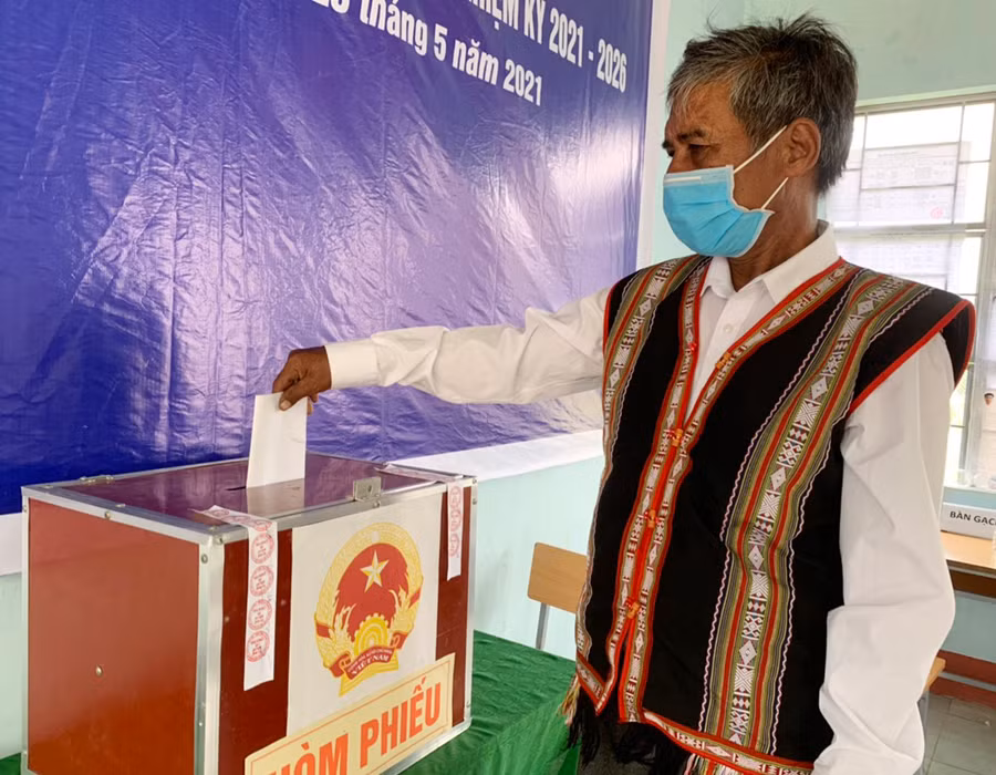 Già làng Kpă Uiu (thôn Plei Trớ) là người đầu tiên bỏ phiếu tại điểm bầu cử của thôn. Ảnh: Vũ Chi