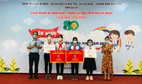 Ban tổ chức trao giải nhì cho các đội tuyên truyền măng non. Ảnh: Thủy Bình