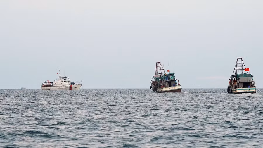 Tàu CSB-3002 trực trên vùng biển phía đông bắc đảo Phú Quốc