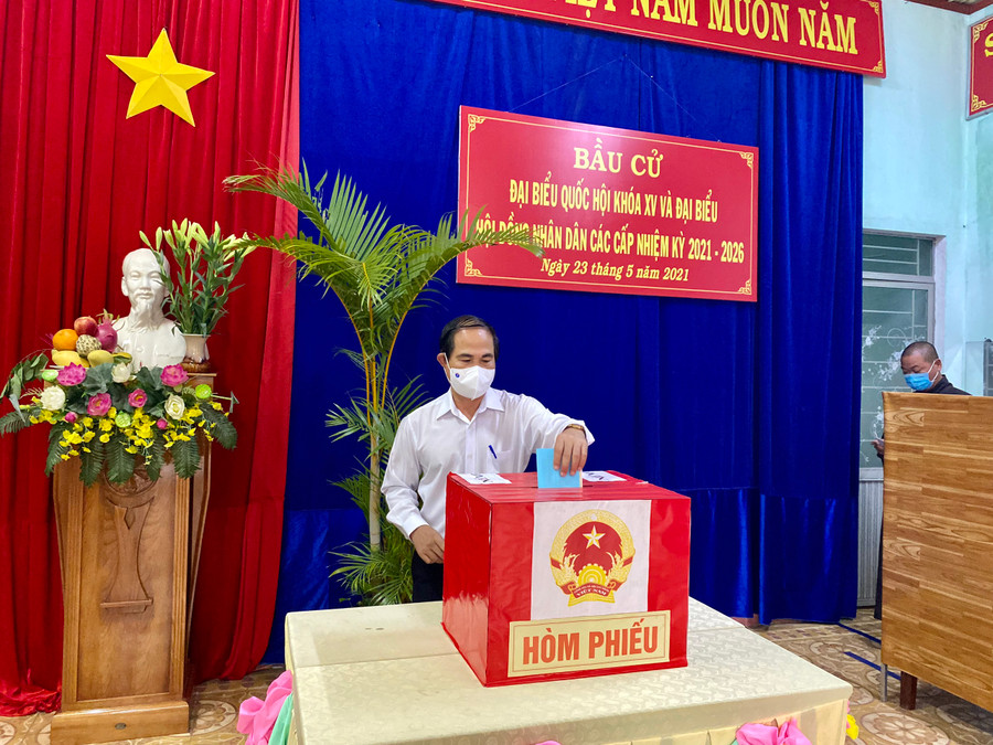 Võ Ngọc Thành-Phó Bí thư Tỉnh ủy, Chủ tịch UBND tỉnh, Phó Chủ tịch Ủy ban Bầu cử tỉnh-bỏ phiếu tạitại khu vực bỏ phiếu số 1 (Hội trường Tổ dân phố 1, phường Diên Hồng, TP. Pleiku). Ảnh: Hồng Thi