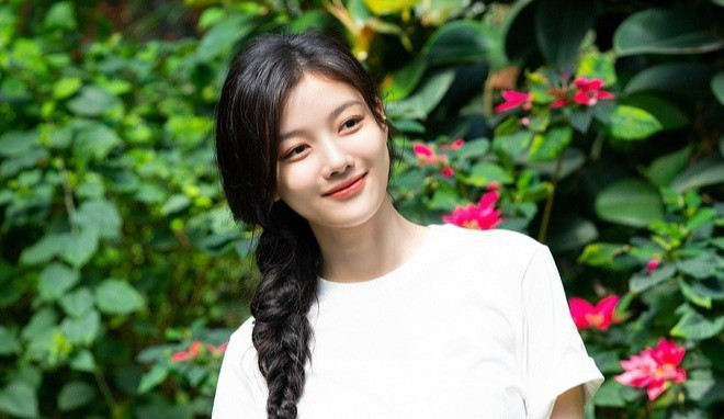 Dù bận rộn đóng phim nhưng Kim Yoo Jung vẫn dành nhiều thời gian để đi du lịch, tận hưởng thời gian bên người thân, bạn bè. Cô thường xuyên giao lưu với khán giả thông qua Instagram. ẢNH: AWESOME ENTERTAINMENT