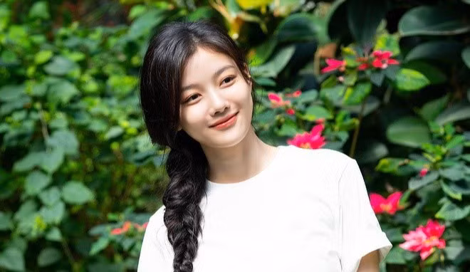Dù bận rộn đóng phim nhưng Kim Yoo Jung vẫn dành nhiều thời gian để đi du lịch, tận hưởng thời gian bên người thân, bạn bè. Cô thường xuyên giao lưu với khán giả thông qua Instagram. ẢNH: AWESOME ENTERTAINMENT