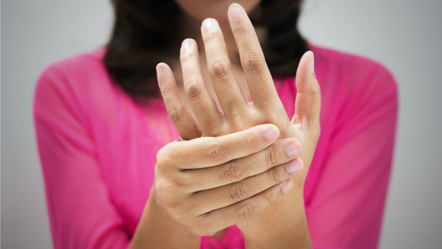 Cảm giác ngứa ran hoặc tê ở bàn tay hoặc bàn chân là dấu hiệu của tổn thương dây thần kinh. ẢNH: SHUTTERSTOCK