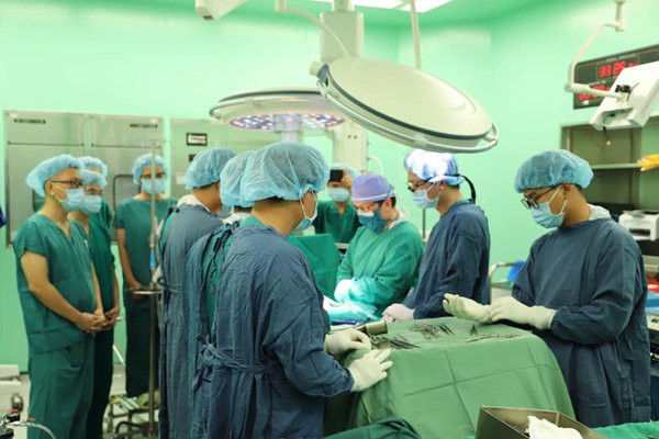 Các bác sĩ thực hiện nghi thức trước khi phẫu thuật lấy tạng của người hiến.