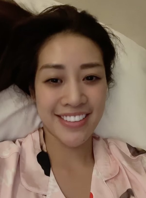Hoa hậu Khánh Vân quay clip cập nhật tình hình tại Miss Universe 2020.