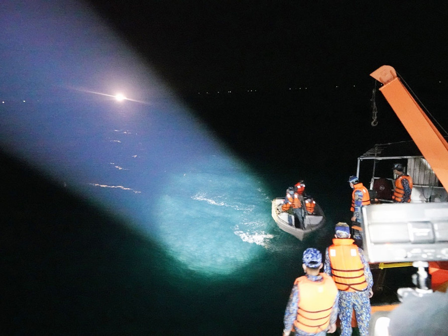 Tàu CSB-3002 hạ xuồng giữa đêm, đi làm nhiệm vụ