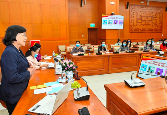 Nguyên Chủ tịch HĐND TPHCM Phạm Phương Thảo chia sẻ kinh nghiệm cho nữ ứng cử viên ĐBQH và HĐND TPHCM. Ảnh: VIỆT DŨNG