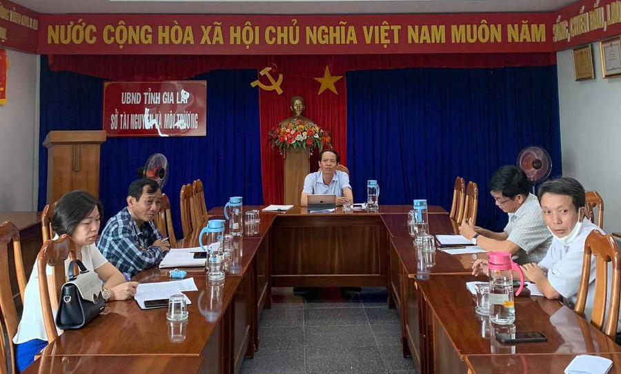 Quang cảnh buổi họp bàn. Ảnh: Hồng Thương