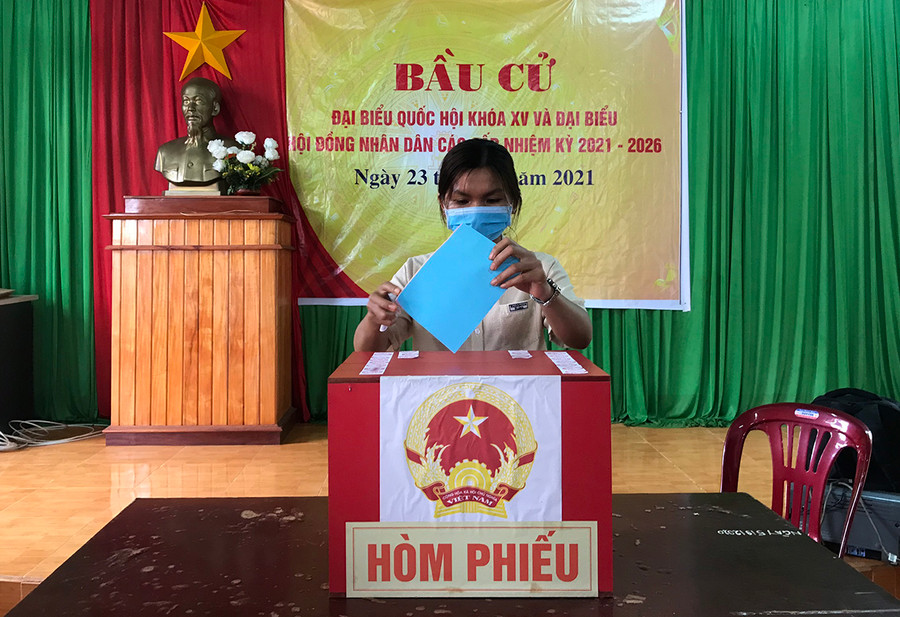 Cử tri Siu Phyứt tham gia bỏ phiếu tại tổ bỏ phiếu làng Dăng (xã Ia O, huyện Ia Grai). Ảnh: Anh Huy Cử tri Siu Phyứt tham gia bỏ phiếu tại tổ bỏ phiếu làng Dăng. Ảnh: Anh Huy