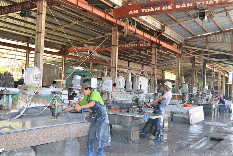 Công nhân làm việc tại Nhà máy đá granite Quốc Duy. Ảnh: Đinh Yến  Công nhân làm việc tại Nhà máy đá granite Quốc Duy. Ảnh: Đinh Yến