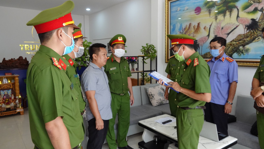 Cơ quan CSĐT đọc quyết định khởi tố và bắt giam bị can Cao Đức Trung - ẢNH: CÔNG AN CUNG CẤP Cơ quan CSĐT đọc quyết định khởi tố và bắt giam bị can Cao Đức Trung - ẢNH: CÔNG AN CUNG CẤP