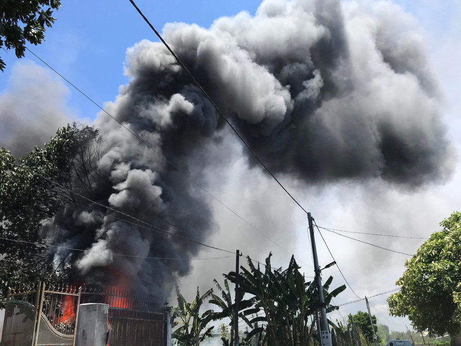 Ngọn lửa bùng phát dữ dội. Ảnh: Phạm Quý  Ngọn lửa bùng phát dữ dội tỏa ra lượng nhiệt và khói lớn. Ảnh: CTV