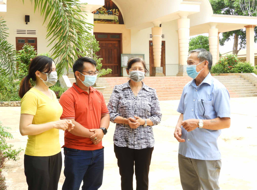 Bà con giáo dân tại Giáo xứ Phú Nhơn (huyện Chư Pưh) trao đổi thông tin về cuộc bầu cử. Ảnh: Thanh Nhật Bà con giáo dân tại Giáo xứ Phú Nhơn (huyện Chư Pưh) trao đổi thông tin về cuộc bầu cử. Ảnh: Thanh Nhật