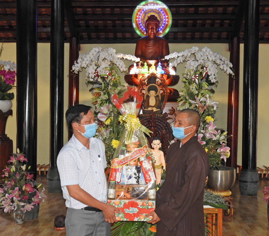 -Phó Trưởng Ban tôn giáo tỉnh Nguyễn Văn Nô (trái) thăm, chúc mừng các chùa và tịnh xá nhân dịp Đại lễ Phật đản (6685)