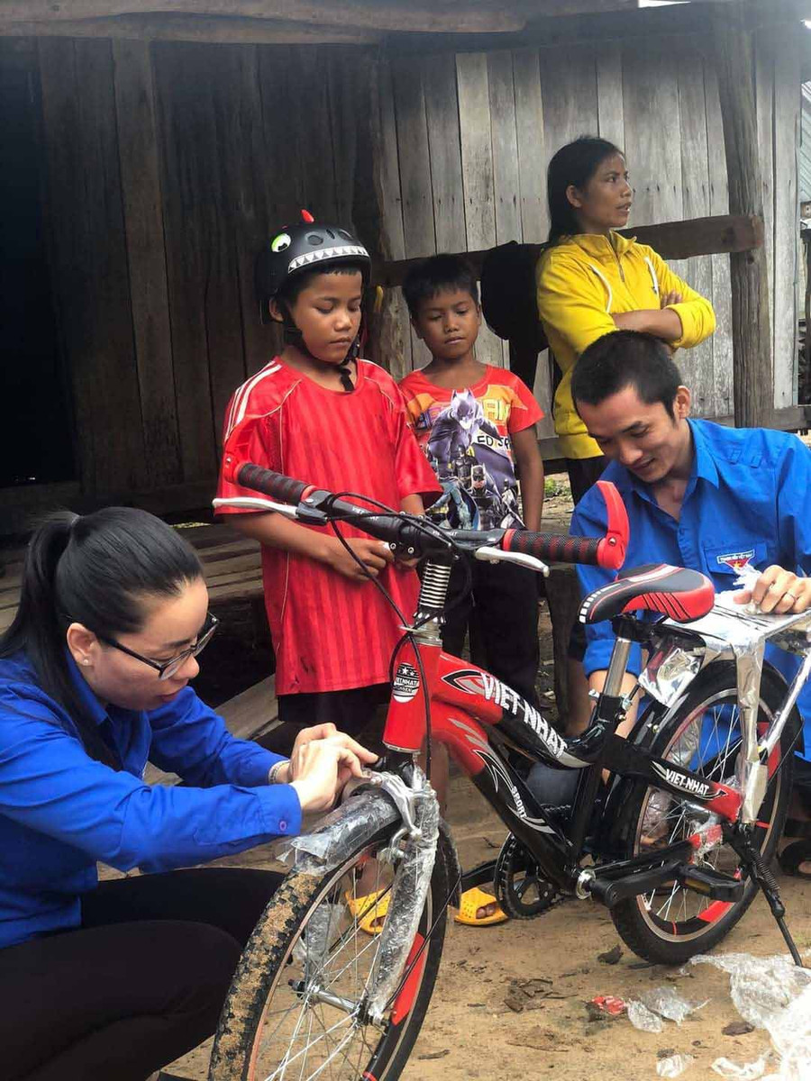 Chi Đoàn Phòng Văn hóa-Thông tin huyện tặng xe đạp cho em Đinh Thuế. Ảnh: Nhật Hào Chi Đoàn Phòng Văn hóa-Thông tin huyện tặng xe đạp cho em Đinh Thuế. Ảnh: Nhật Hào