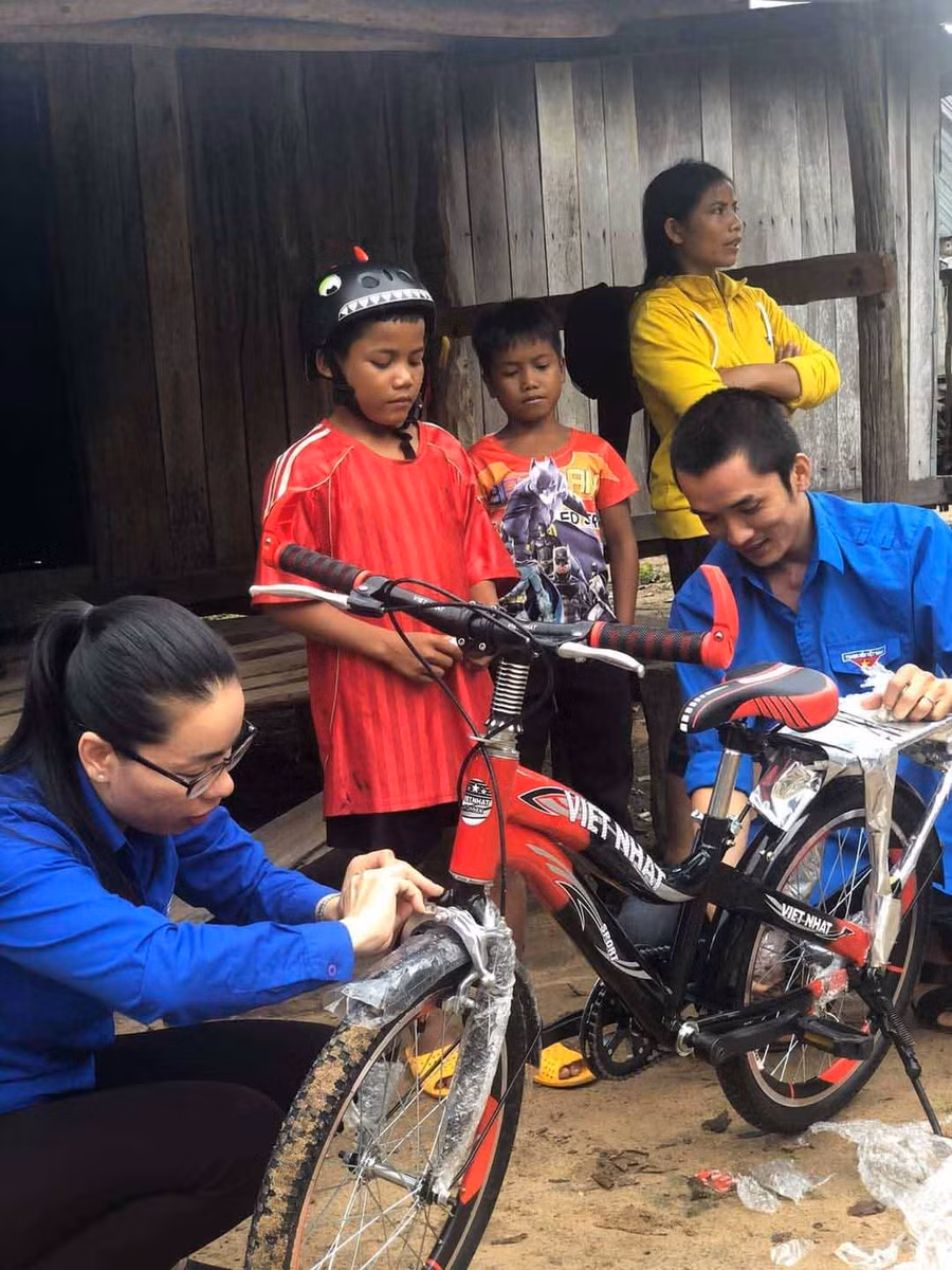 Chi Đoàn Phòng Văn hóa-Thông tin huyện tặng xe đạp cho em Đinh Thuế. Ảnh: Nhật Hào