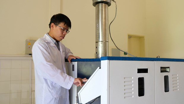 Kỹ thuật viên của Trung tâm Công nghệ bức xạ và Công nghệ sinh học (Viện Nghiên cứu hạt nhân, trụ sở tại thành phố Đà Lạt, Lâm Đồng) bên máy chiếu phóng xạ gây đột biến cho cây trồng. (Ảnh: Nguyễn Dũng/TTXVN)