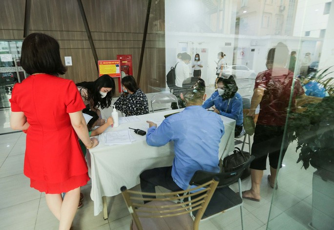 Người dân ở Hà Nội khai báo y tế - Ảnh: Ngô Nhung Người dân ở Hà Nội khai báo y tế - Ảnh: Ngô Nhung