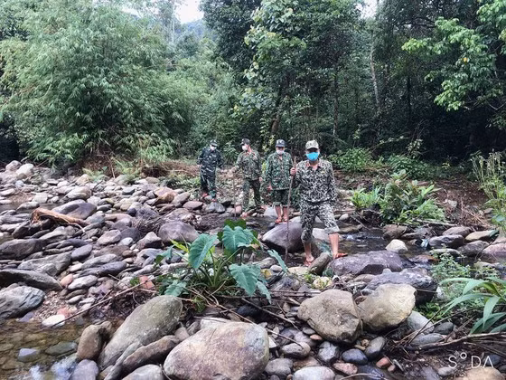  Tuần tra phòng chống dịch Covid-19 khu vực biên giới Việt Nam - Lào thuộc địa bàn huyện A Lưới