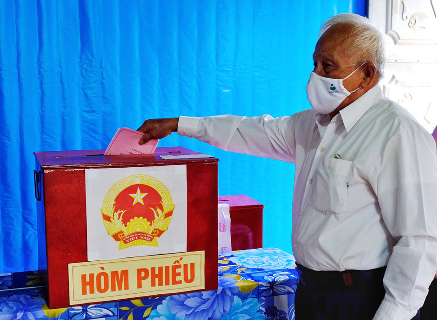 Ông Nguyễn Tẩu là cử tri lớn tuổi nhất tại điểm bầu cử số 2 (xã Nam Yang, huyện Đak Đoa). Ông là người bỏ lá phiếu đầu tiên với rất nhiều kỳ vọng. Ảnh: Hoàng Ngọc laylay- Ông Nguyễn Tẩu là cử tri lớn tuổi nhất tại điểm bầu cử số 2-xã Nam Yang, huyện Đak Đoa- Ông là người bỏ lá phiếu đầu tiên với rất nhiều kỳ vọng- Ảnh Hoàng Ngọc