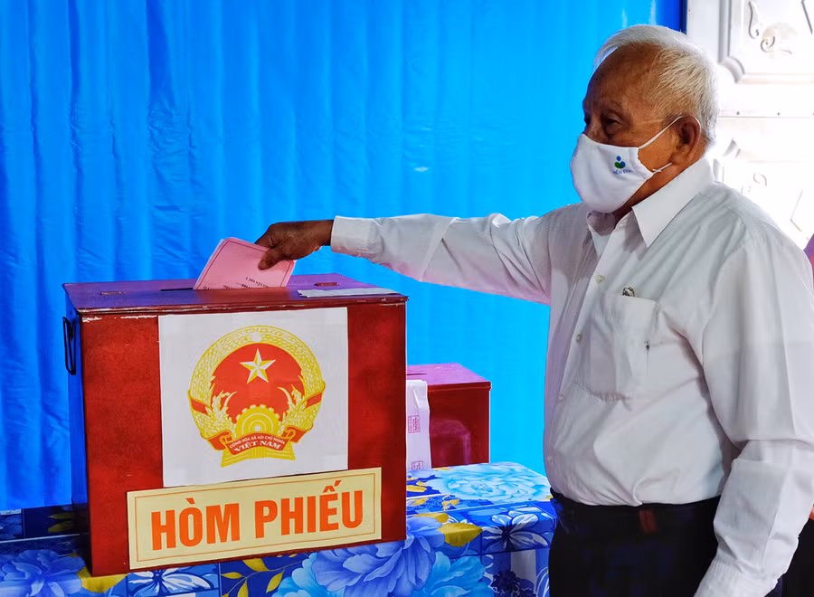 laylay- Ông Nguyễn Tẩu là cử tri lớn tuổi nhất tại điểm bầu cử số 2-xã Nam Yang, huyện Đak Đoa- Ông là người bỏ lá phiếu đầu tiên với rất nhiều kỳ vọng- Ảnh Hoàng Ngọc