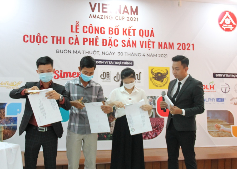 Kết quả các mẫu cà phê đặc sản niêm phong được mở ra trước sự chứng kiến của khách mời. Kết quả các mẫu cà phê đặc sản niêm phong được mở ra trước sự chứng kiến của khách mời.