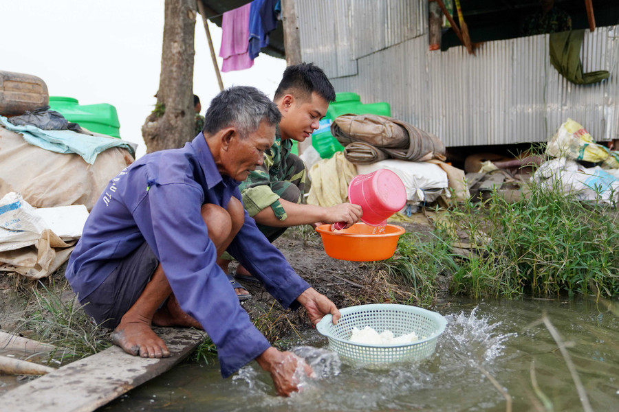 Vo gạo, rửa rau quả thực phẩm cho bữa ăn hằng ngày bằng nước ruộng. ẢNH: ĐỘC LẬP