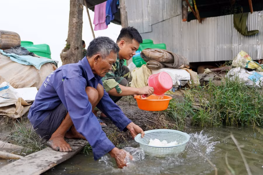 Vo gạo, rửa rau quả thực phẩm cho bữa ăn hằng ngày bằng nước ruộng. ẢNH: ĐỘC LẬP