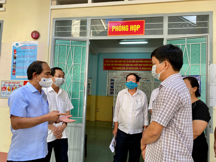 Đồng chí Võ Ngọc Thành (bìa trái)-Phó Bí thư Tỉnh ủy, Chủ tịch UBND tỉnh, Phó Chủ tịch Ủy ban bầu cử tỉnh-kiểm tra công tác chuẩn bị bầu cử tại phường Hội Thương, TP. Pleiku. Ảnh: Hồng Thi Đồng chí Võ Ngọc Thành-Phó Bí thư Tỉnh ủy, Chủ tịch UBND tỉnh, Phó Chủ tịch Ủy ban bầu cử tỉnh-kiểm tra công tác chuẩn bị bầu cử tại phường Hội Thương, TP. Pleiku. Ảnh: Hồng Thi