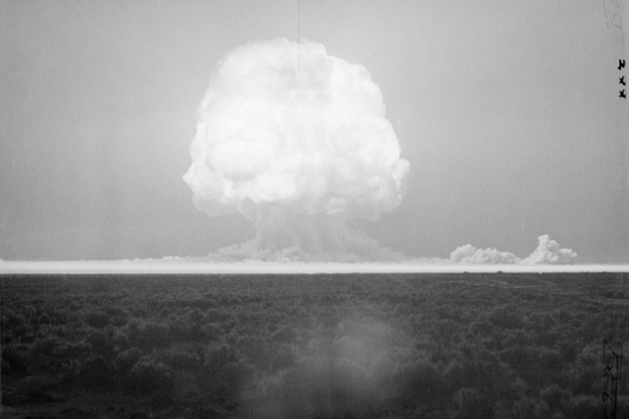 Ảnh chụp vụ nổ nguyên tử đầu tiên trên thế giới Trinity ở New Mexico, Mỹ. Ảnh: White Sands Missile Range/ Viện Smithsonian.