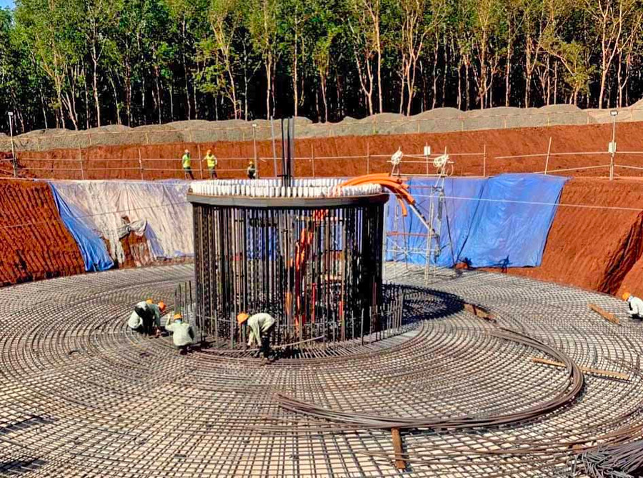  Đổ bê tông móng trụ tua bin điện gió Nhà máy Điện gió Phát triển Miền núi (huyện Chư Prông). Ảnh: Hà Duy
