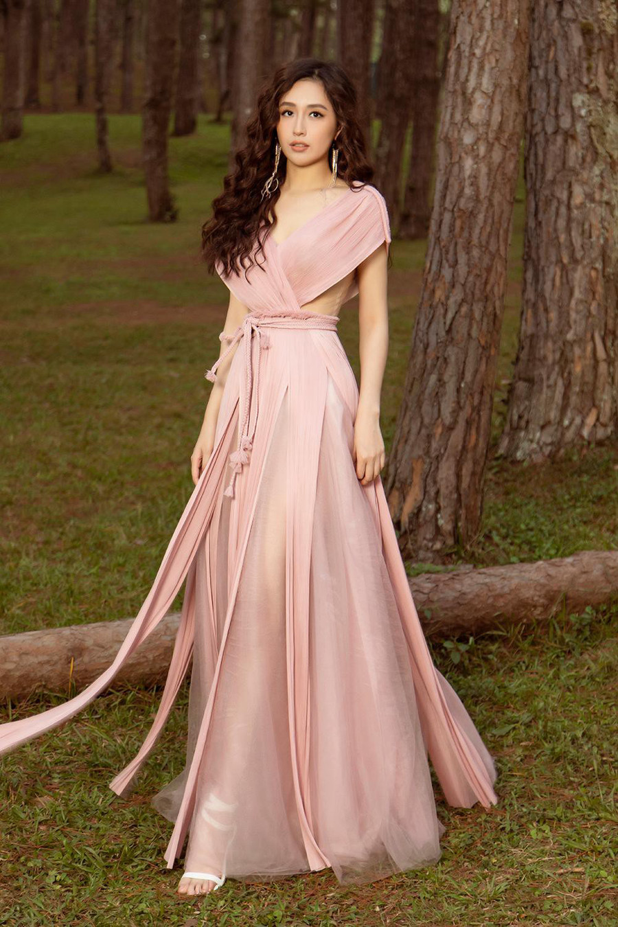 Để giữ được thân hình thon gọn ở tuổi 33, Hoa hậu Mai Phương Thúy chăm chỉ tập luyện thể thao kết hợp với chế độ ăn uống, nghỉ ngơi khoa học.