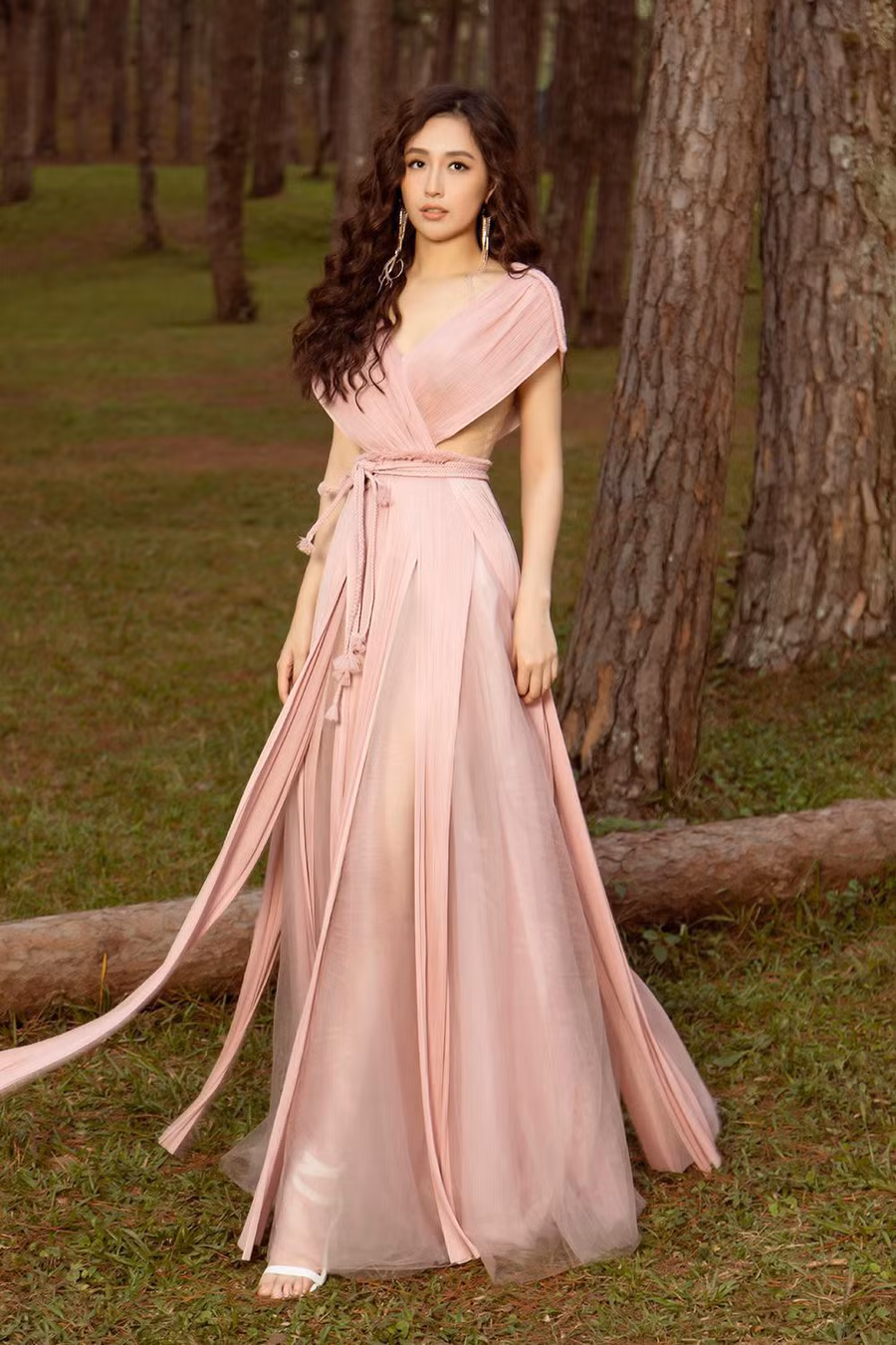 Để giữ được thân hình thon gọn ở tuổi 33, Hoa hậu Mai Phương Thúy chăm chỉ tập luyện thể thao kết hợp với chế độ ăn uống, nghỉ ngơi khoa học.